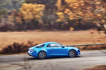 El Alpine A110 en movimiento, destacando su perfil lateral.