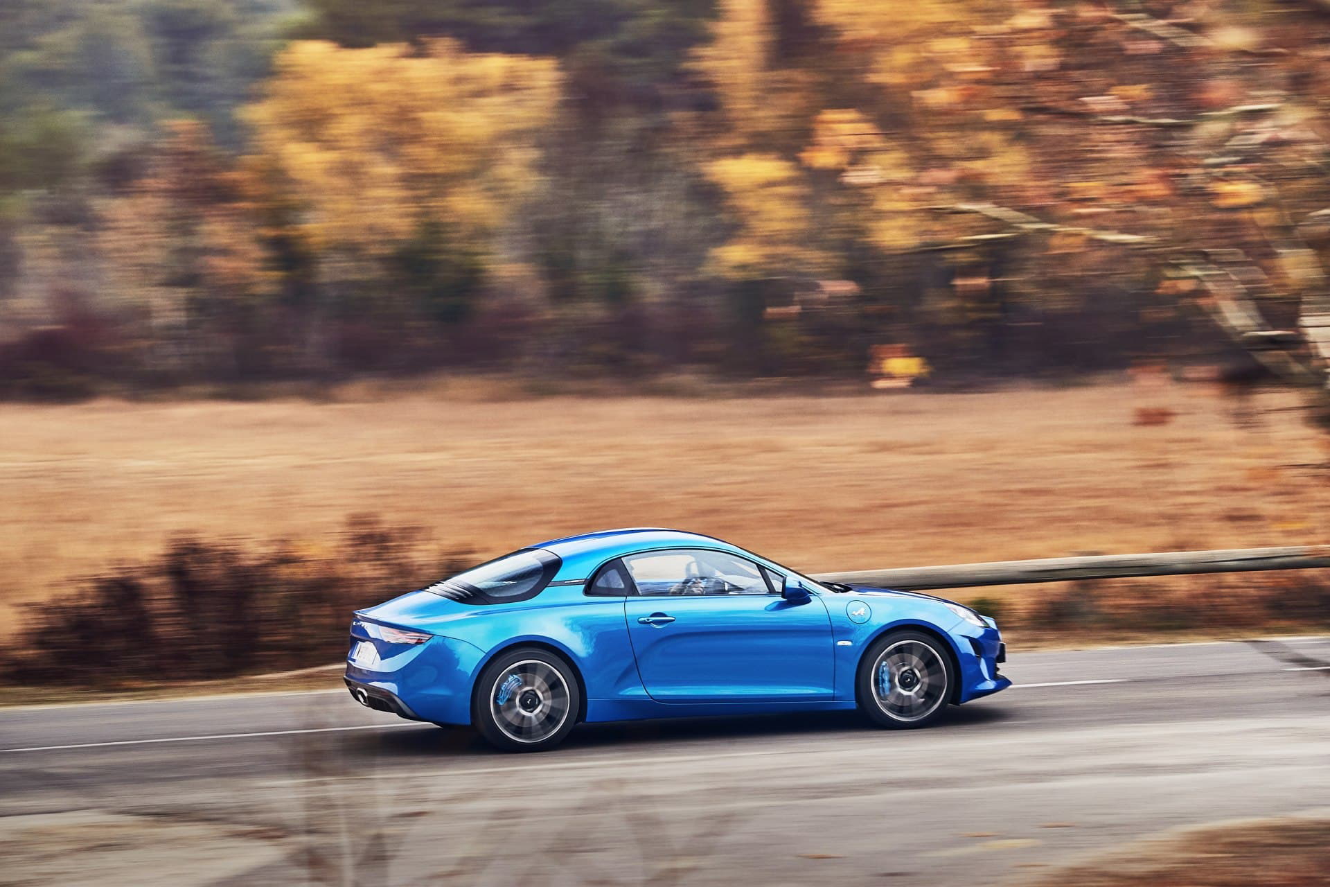 El Alpine A110 en movimiento, destacando su perfil lateral.