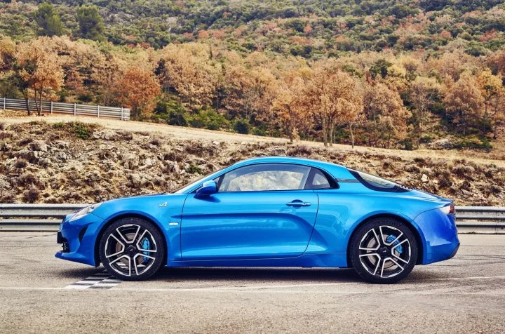 Vista lateral del Alpine A110 en tono azul destacando su silueta coupé.