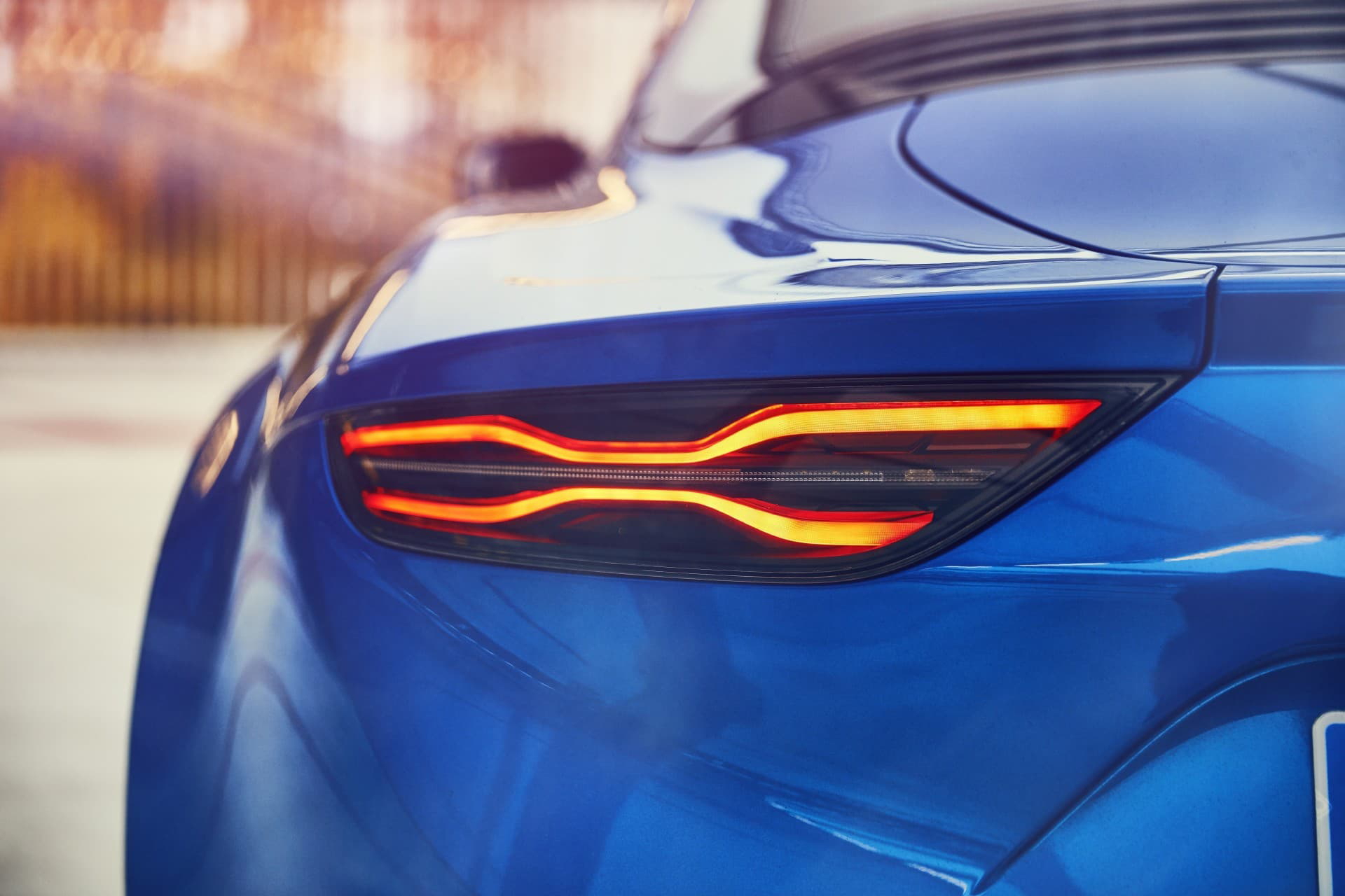Vista detallada de las distintivas luces traseras del Alpine A110.