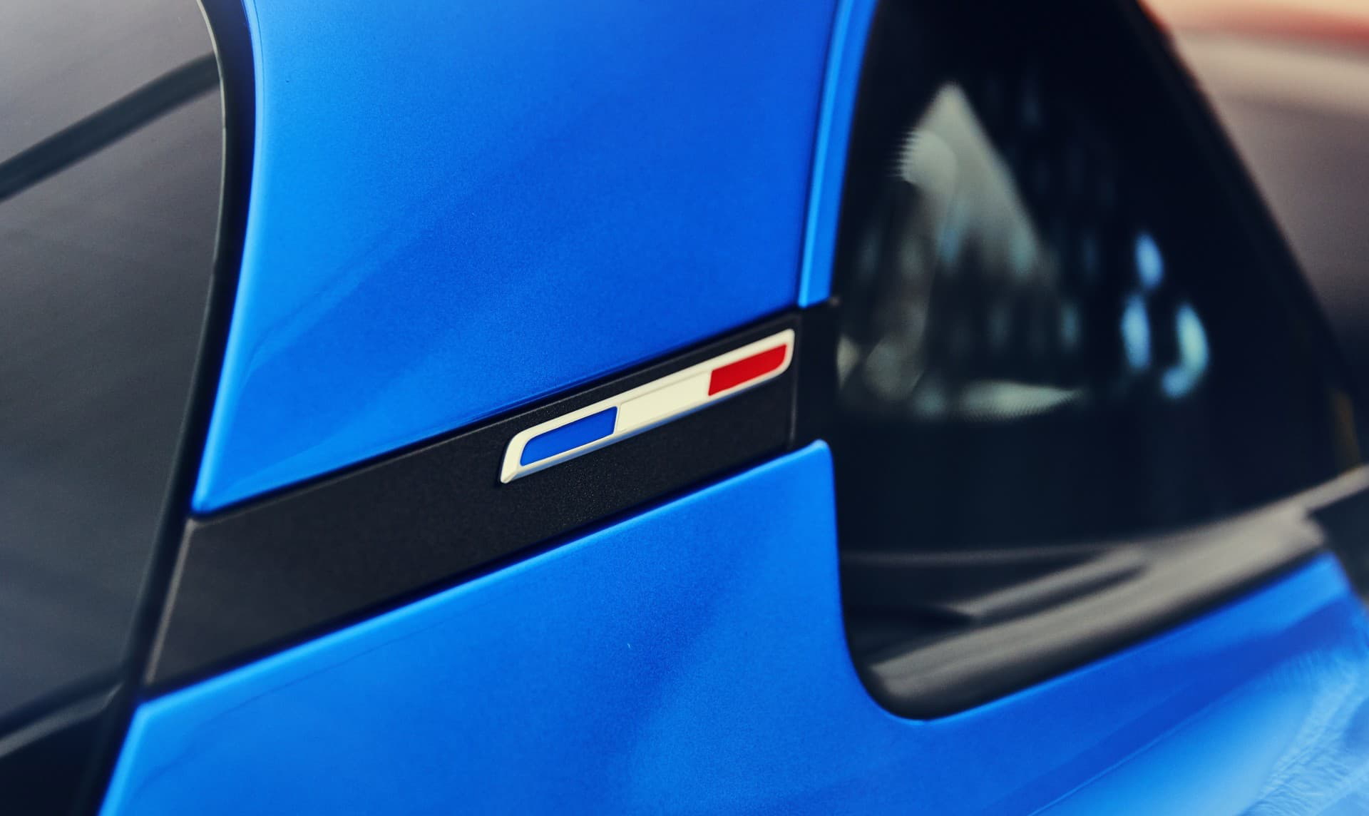 Emblema distintivo del Alpine A110 en el lateral del vehículo.
