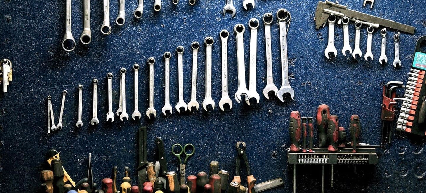 Un conjunto de diferentes herramientas manuales para reparación
