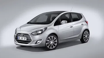 Vista angulada del Hyundai ix20 destacando su frontal y línea lateral. Vista angulada del Hyundai ix20 destacando su frontal y línea lateral.