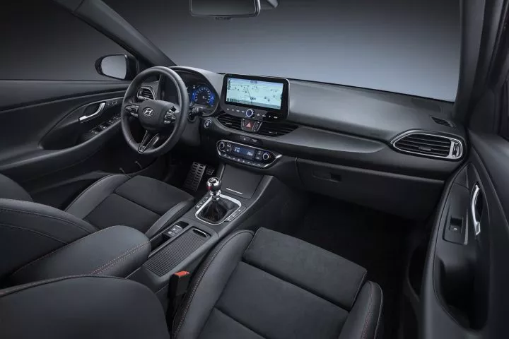 Vista angular del habitáculo del Hyundai i30, enfocando asientos y consola central