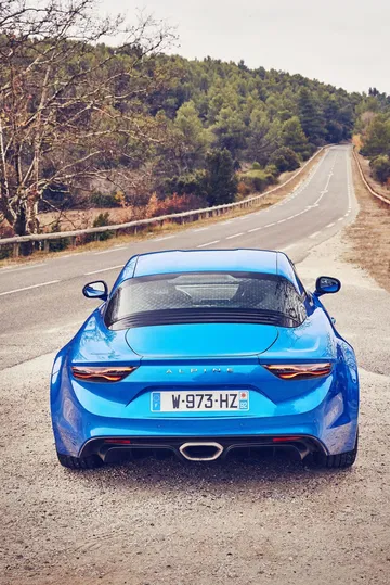 Vista trasera del Alpine A110 destacando su diseño deportivo y compacto.