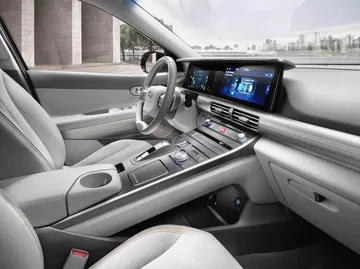 Vista detallada del habitáculo frontal, destacando la elegancia y tecnología del Hyundai NEXO.