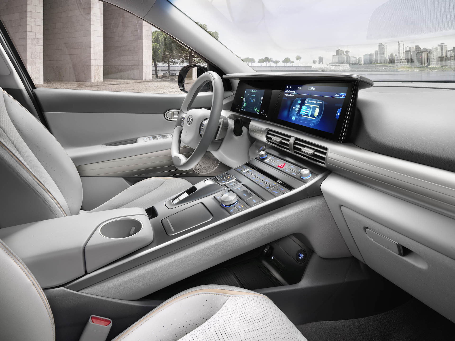 Vista detallada del habitáculo frontal, destacando la elegancia y tecnología del Hyundai NEXO.