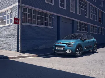 Vista lateral Citroën C3 en ambiente urbano destacando su diseño compacto y moderno.