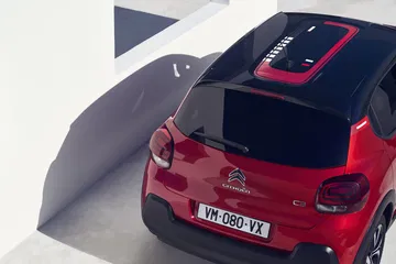 Vista aérea que muestra la trasera y el techo bitono del Citroën C3.