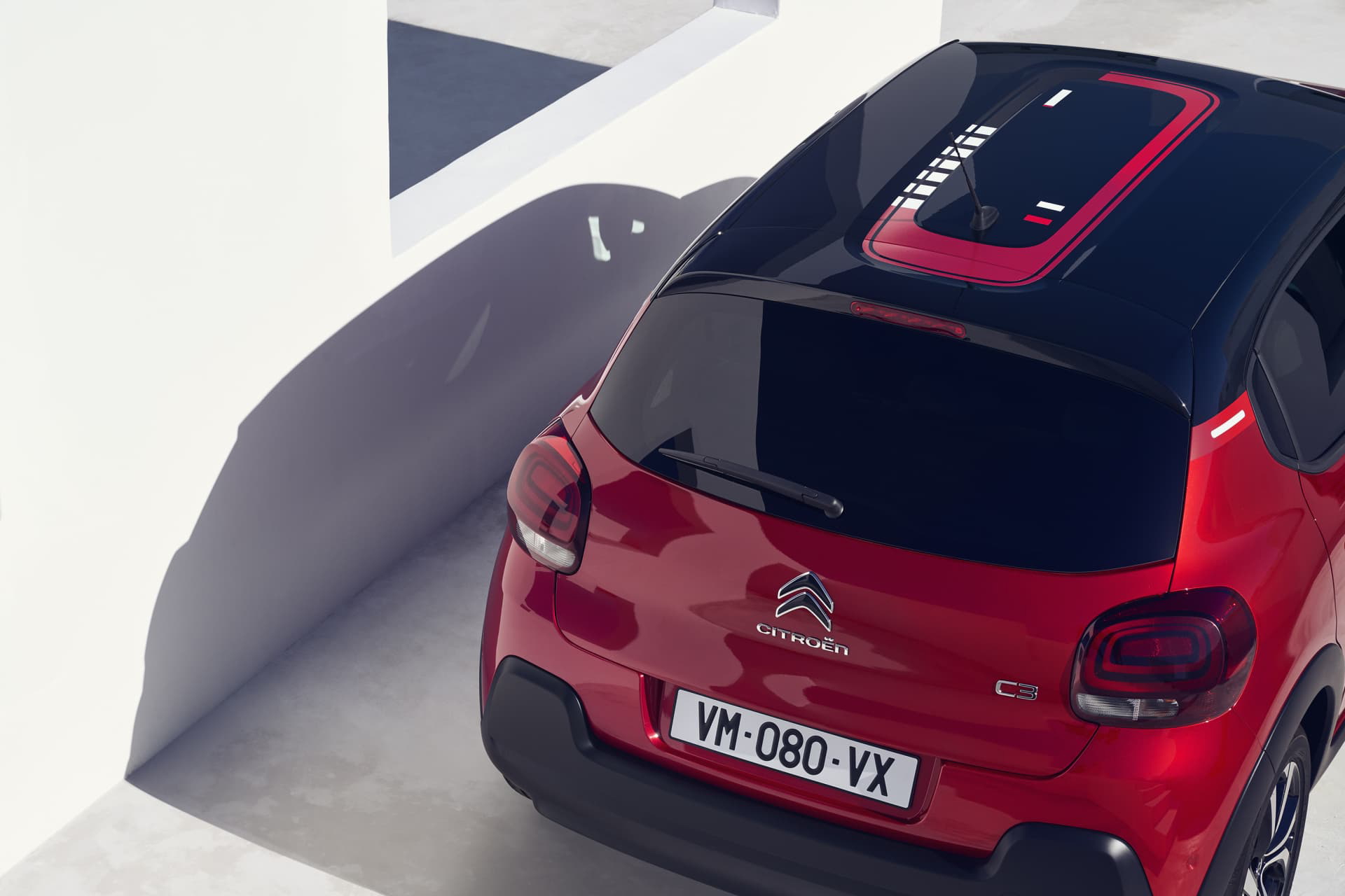 Vista aérea que muestra la trasera y el techo bitono del Citroën C3.