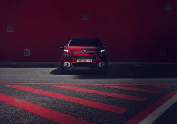 Vista trasera del Citroën C3 destacando su diseño de luces en condiciones nocturnas.