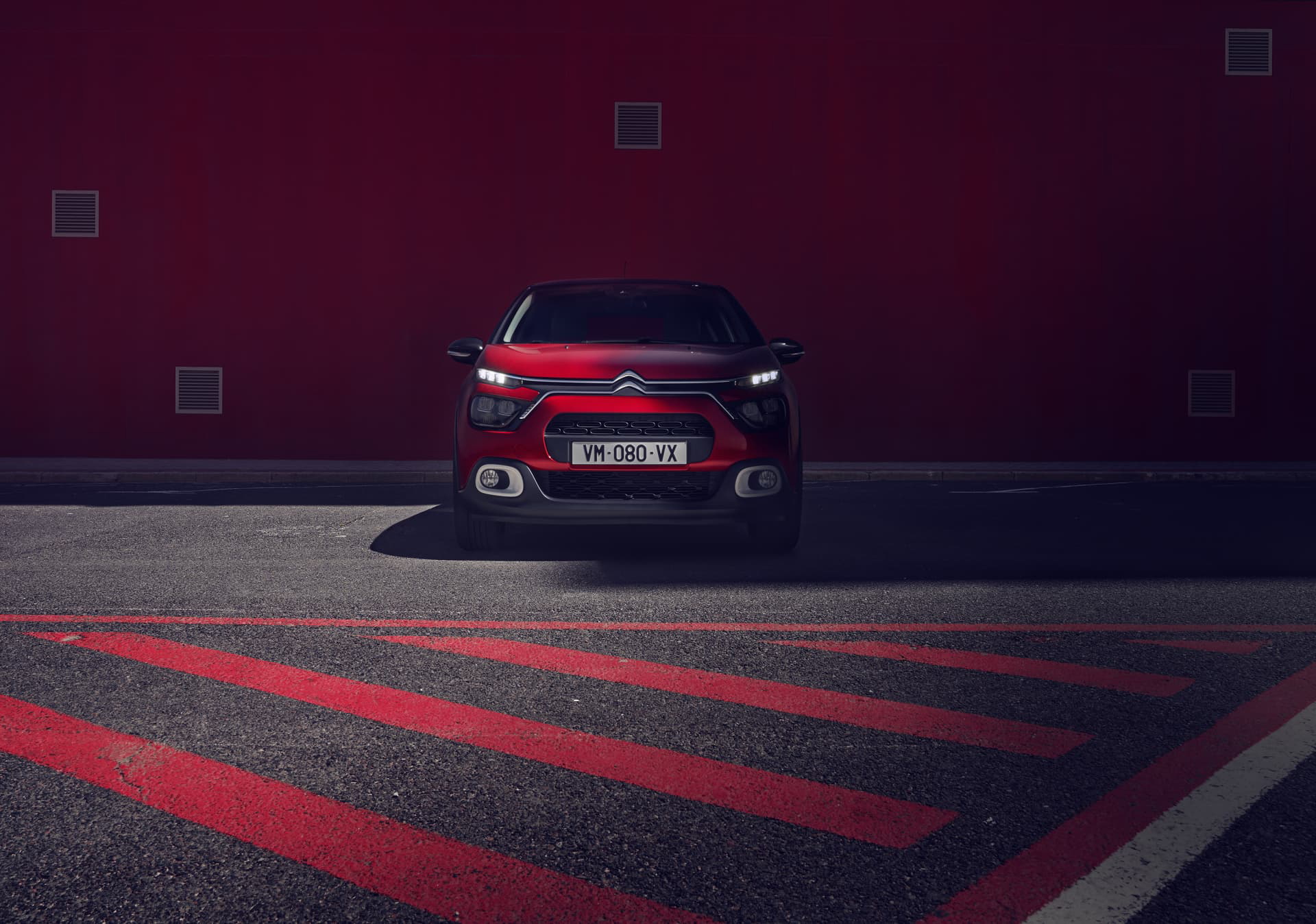 Vista trasera del Citroën C3 destacando su diseño de luces en condiciones nocturnas.