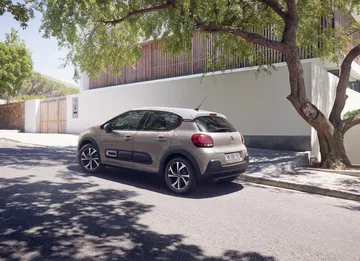 Vista lateral del Citroën C3 destacando su diseño compacto y líneas modernas.