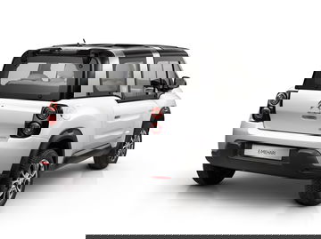 Vista trasera angular del Citroën e-Mehari, destacando su diseño icónico.