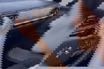 Mujer interactuando con el sistema de control táctil del Citroën C3.