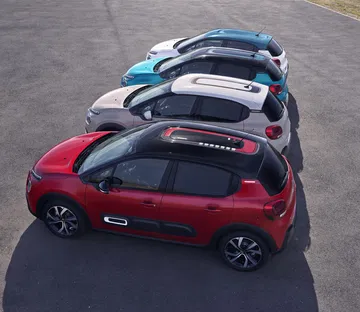 Vista aérea de una gama de coches Citroën C3 mostrando diversidad de colores.