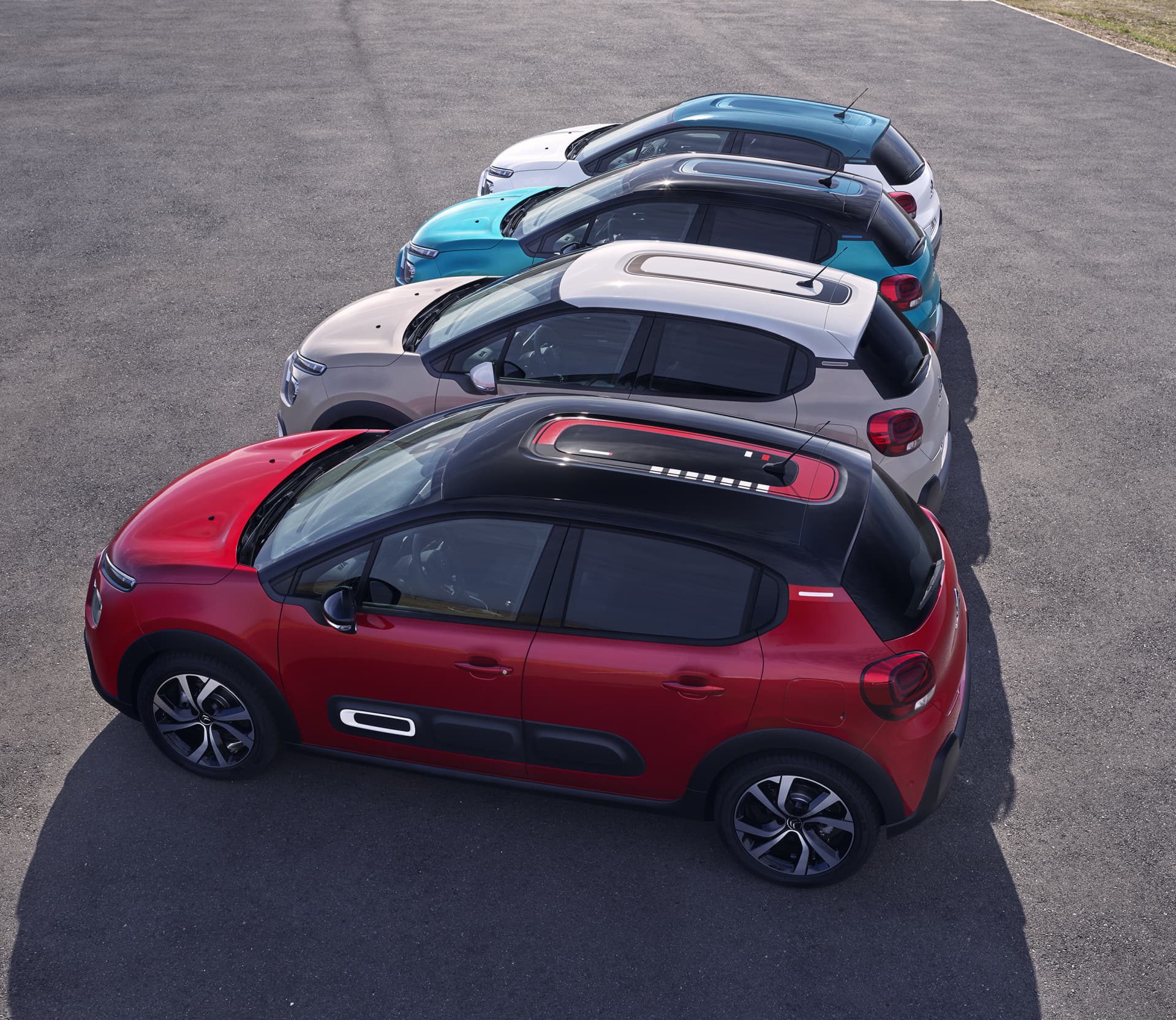 Vista aérea de una gama de coches Citroën C3 mostrando diversidad de colores.