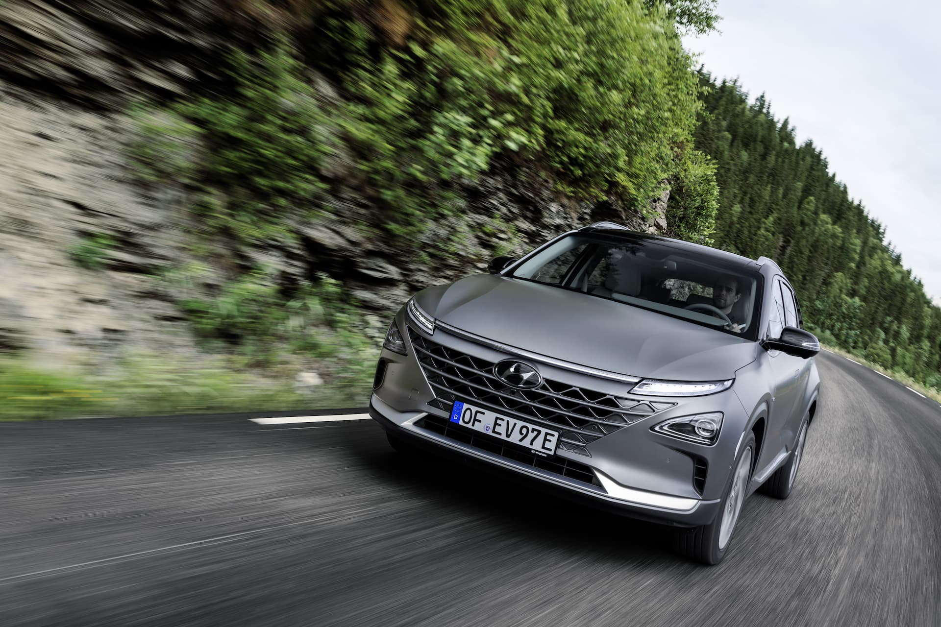 Vista dinámica del Hyundai NEXO enfatizando su frontal y línea lateral.