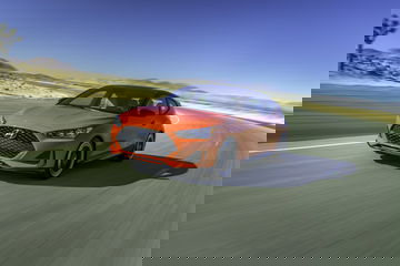 Vista dinámica lateral del Hyundai Veloster en movimiento