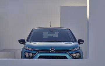 Vista frontal del Citroën C3 destacando su parrilla y faros característicos.