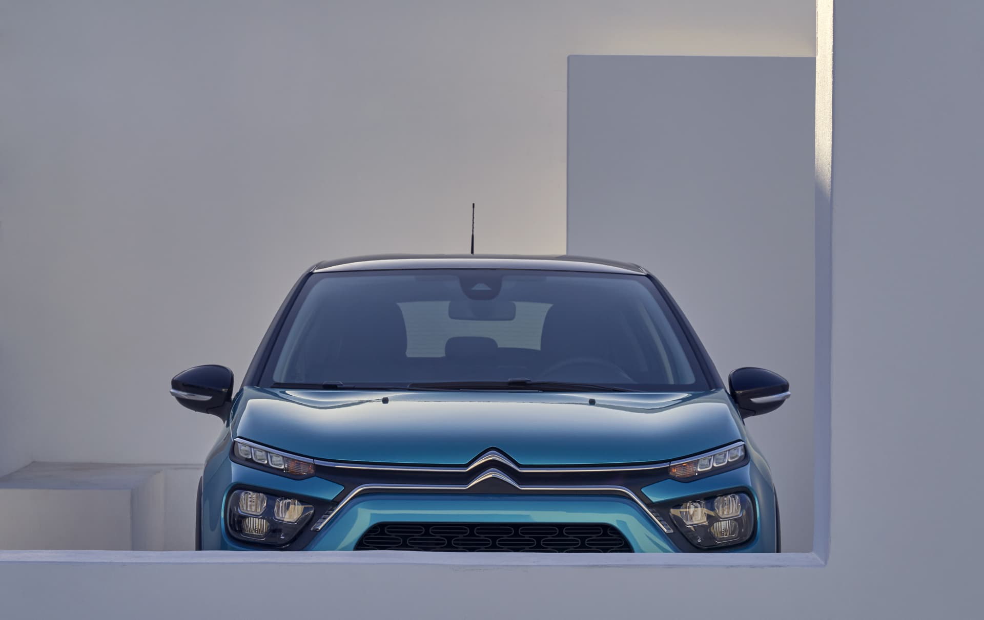 Vista frontal del Citroën C3 destacando su parrilla y faros característicos.