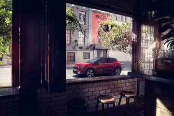 Vista lateral del Citroën C3 en contexto urbano, resaltando su diseño moderno.