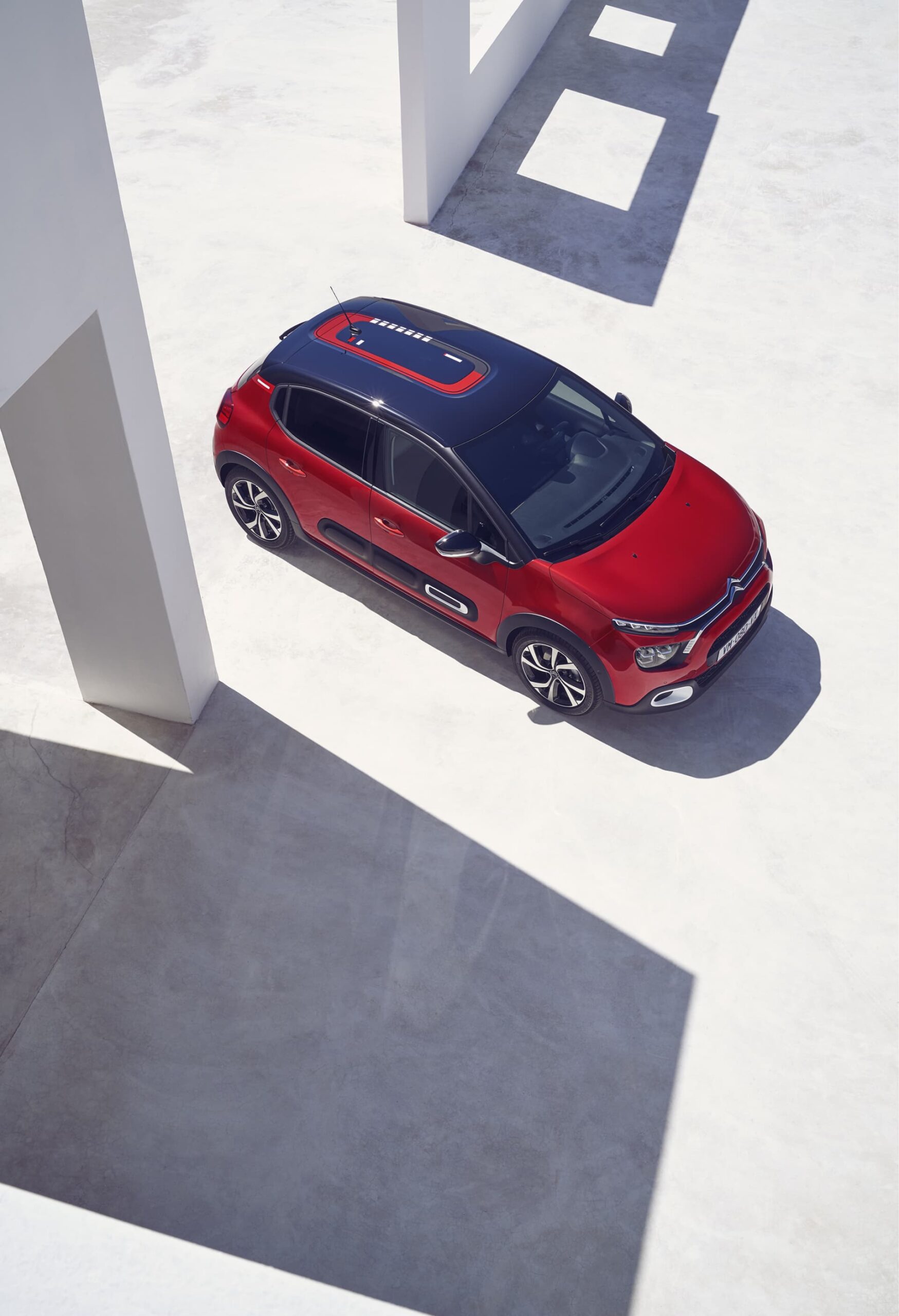 Vista aérea destacando techo bitono del Citroën C3, reflejando su diseño urbano y dinámico.