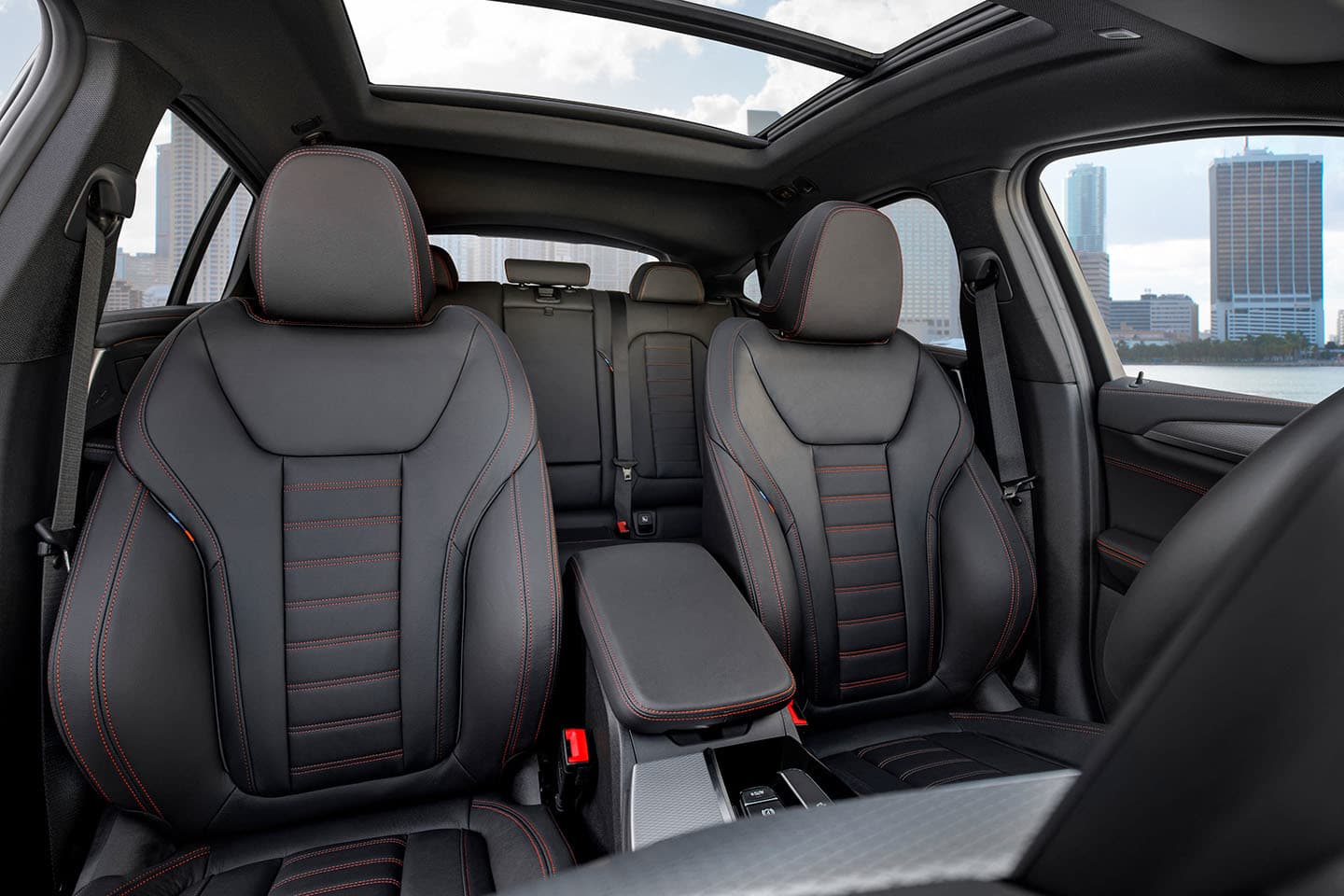 Vista de los asientos de cuero del BMW X4, amplios y con acabado de calidad