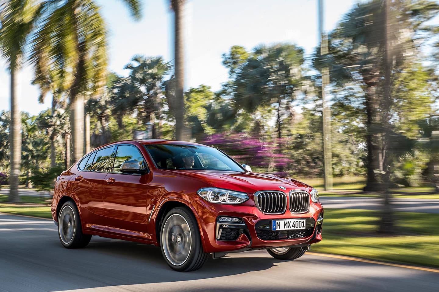 BMW X4 en movimiento mostrando su dinámica delantera y línea lateral
