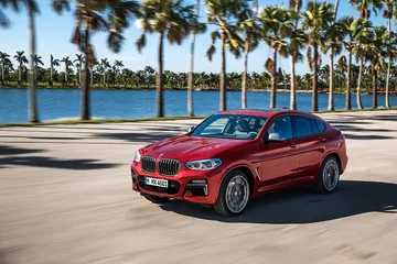 Vista lateral del BMW X4 mostrando su diseño dinámico y elegante