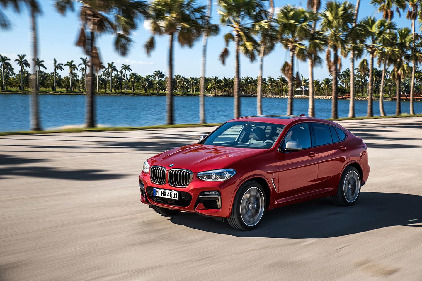 Vista lateral del BMW X4 mostrando su diseño dinámico y elegante