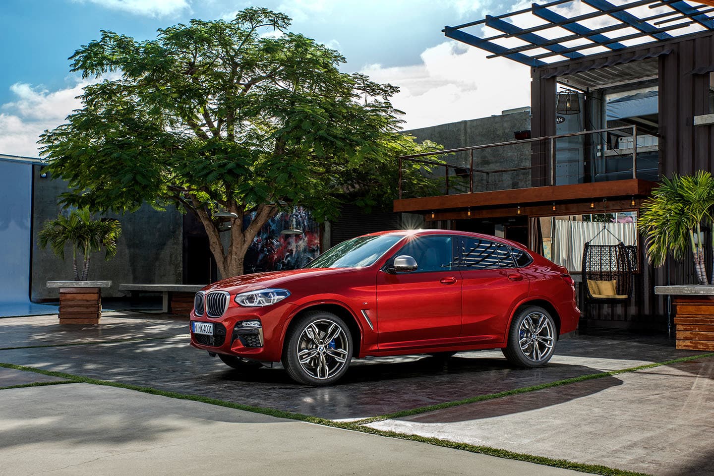 Vista lateral del BMW X4 en un entorno urbano destacando su dinámico diseño.