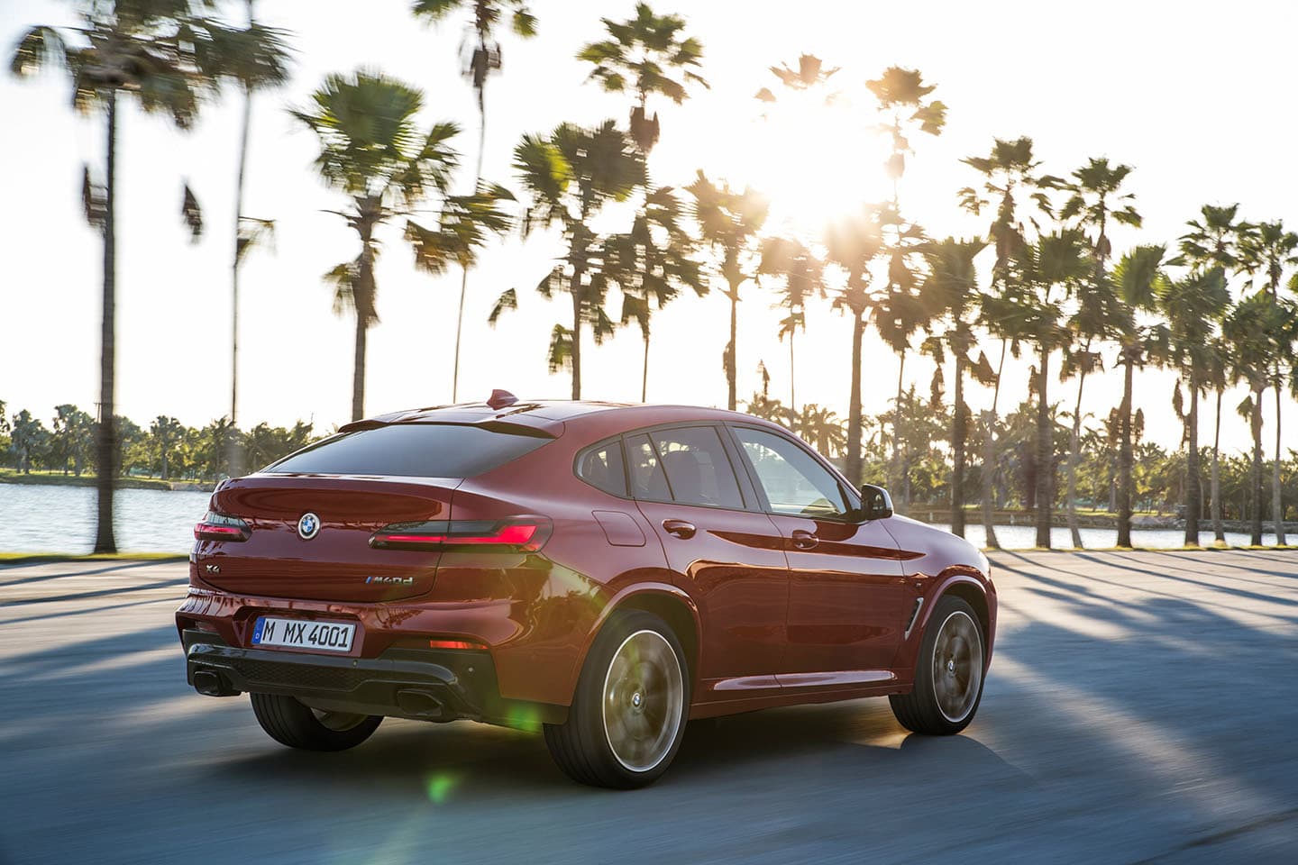Vista lateral y posterior del BMW X4 en movimiento, iluminación natural.