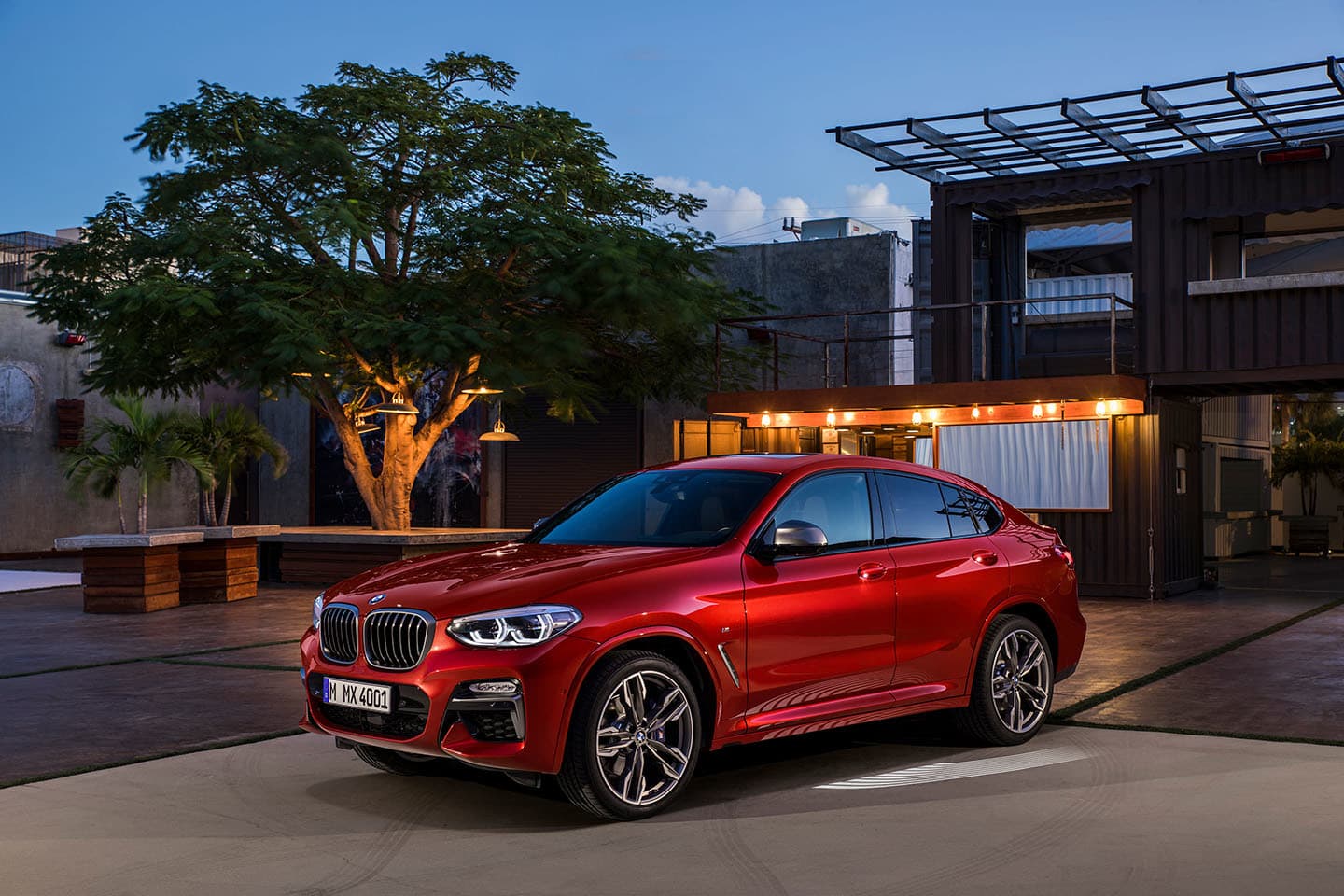 Vista lateral del BMW X4 destacando su línea dinámica y coupé.
