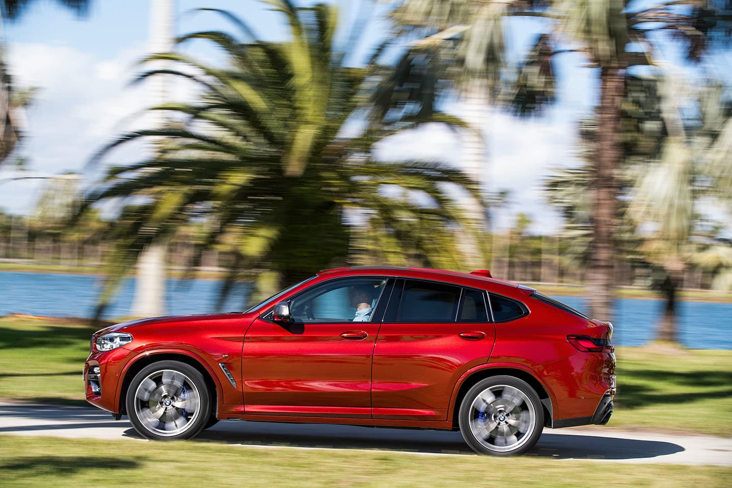 Vista dinámica del BMW X4 mostrando su perfil lateral en movimiento.