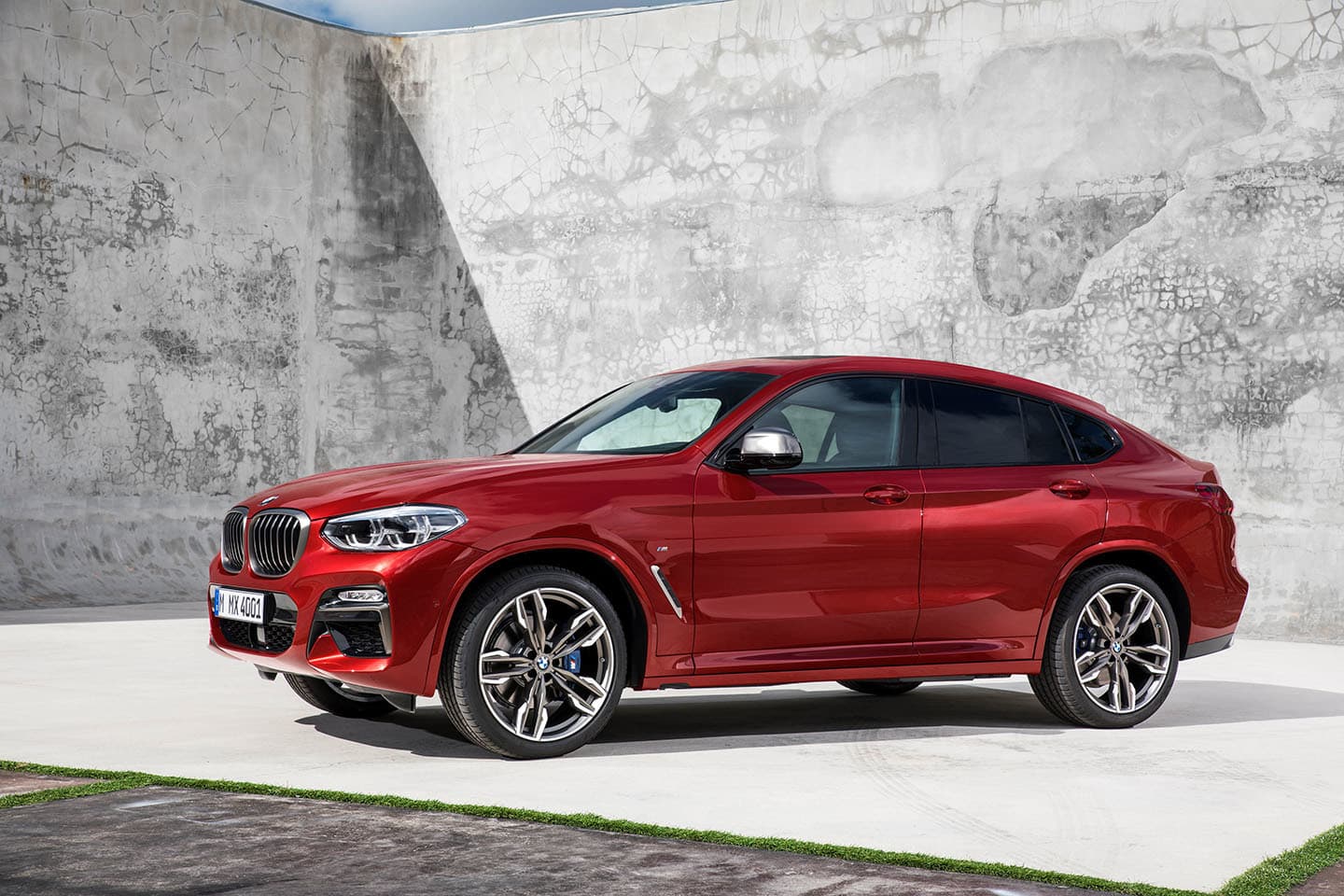 Vista lateral del BMW X4 destacando su línea de coupé deportiva.