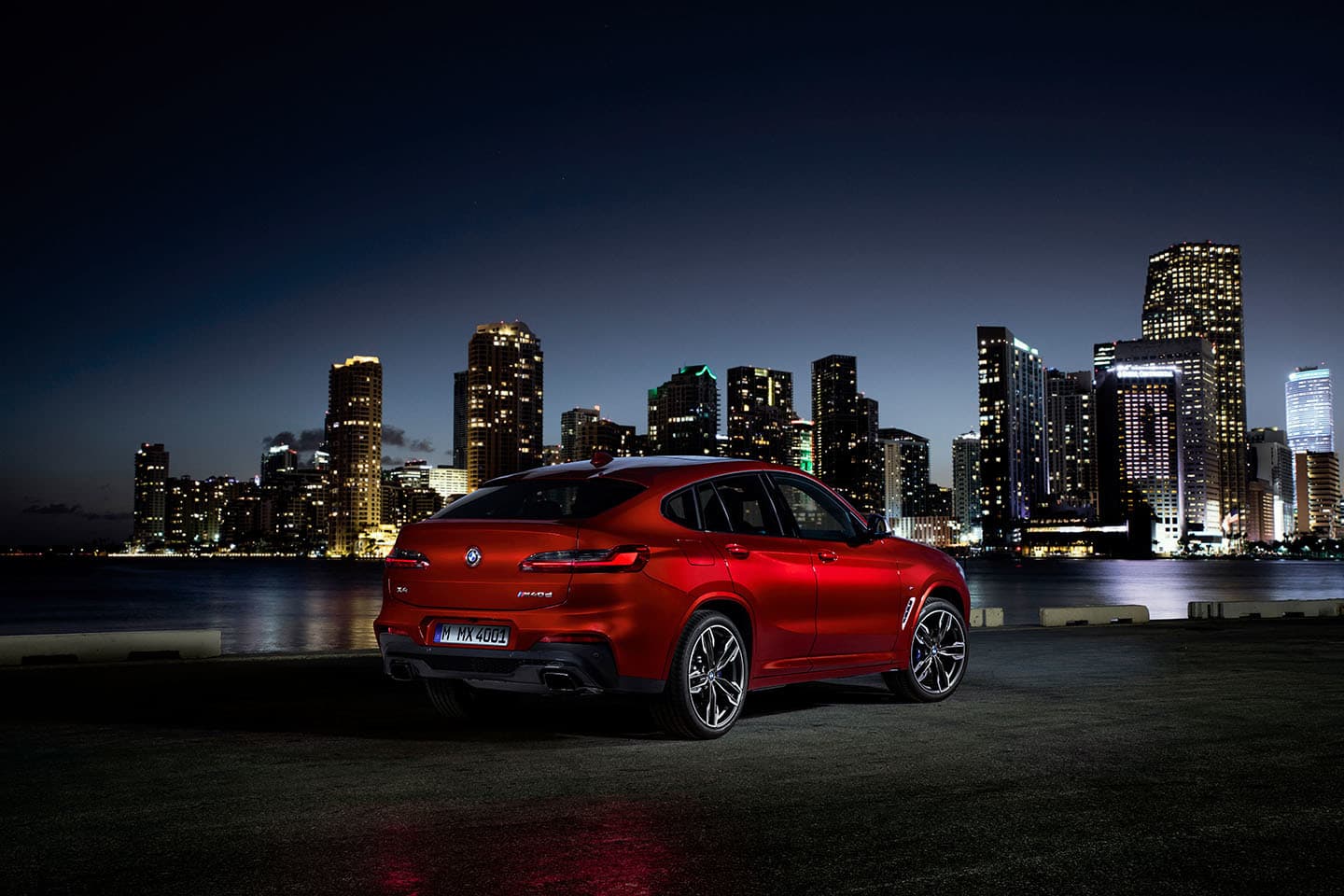 Vista lateral del BMW X4 mostrando su diseño aerodinámico.