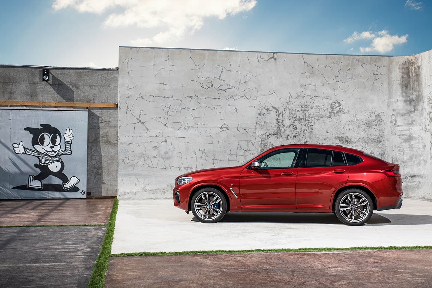 Vista lateral del BMW X4 en color rojo resaltando su diseño coupé.