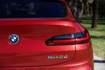 Vista parcial de la zaga del BMW X4 destacando el distintivo M40i.