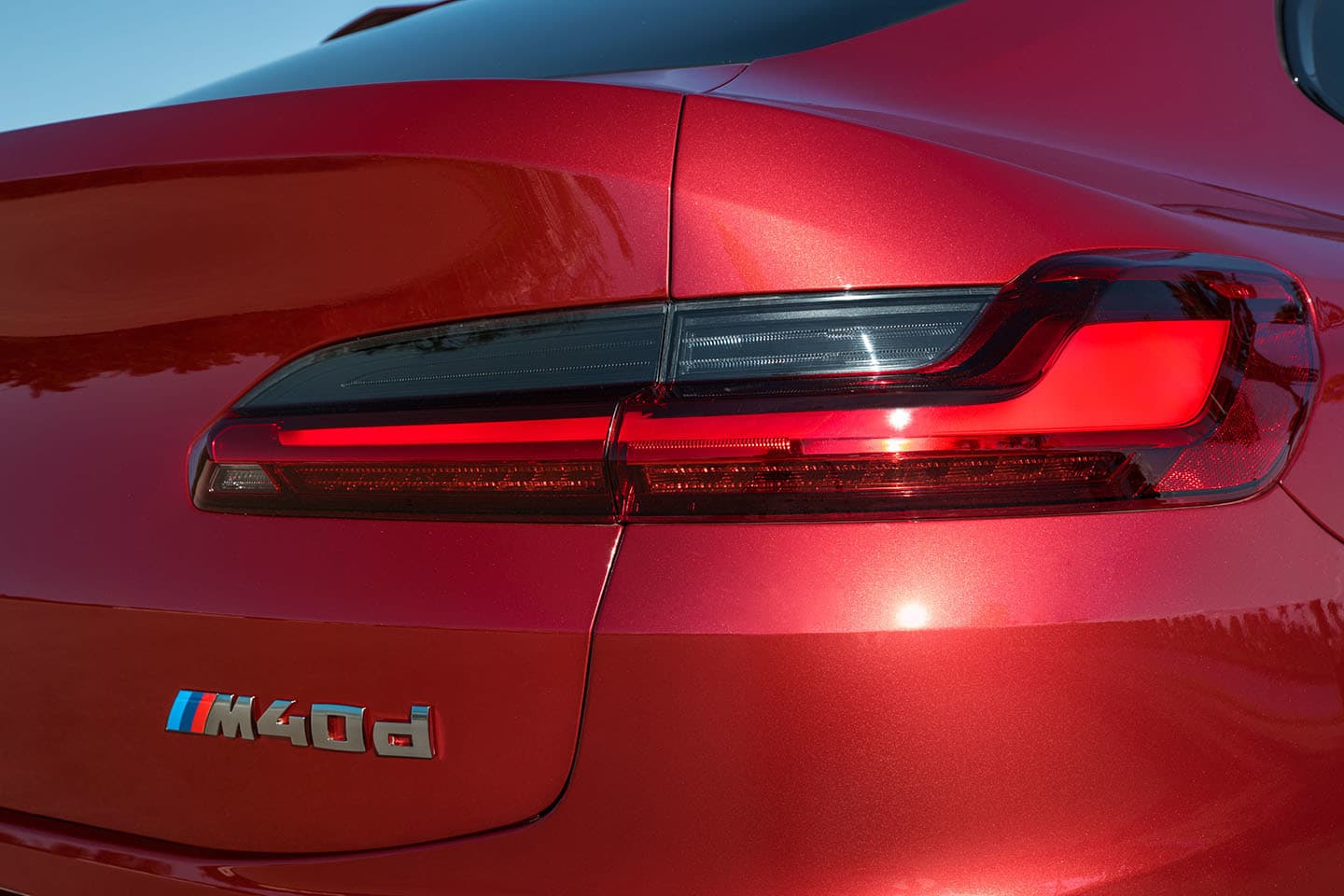Vista detallada de los faros LED traseros del BMW X4.