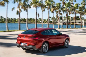 Vista lateral del BMW X4 mostrando su línea de coupé distintiva.