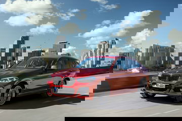 Vista angular del BMW X4 mostrando su diseño dinámico y deportivo.