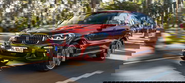 Vista dinámica del BMW X4 en movimiento mostrando su imponente frontal y línea lateral.