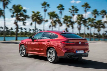 Vista dinámica lateral del BMW X4 en movimiento, enfatizando su silueta deportiva.