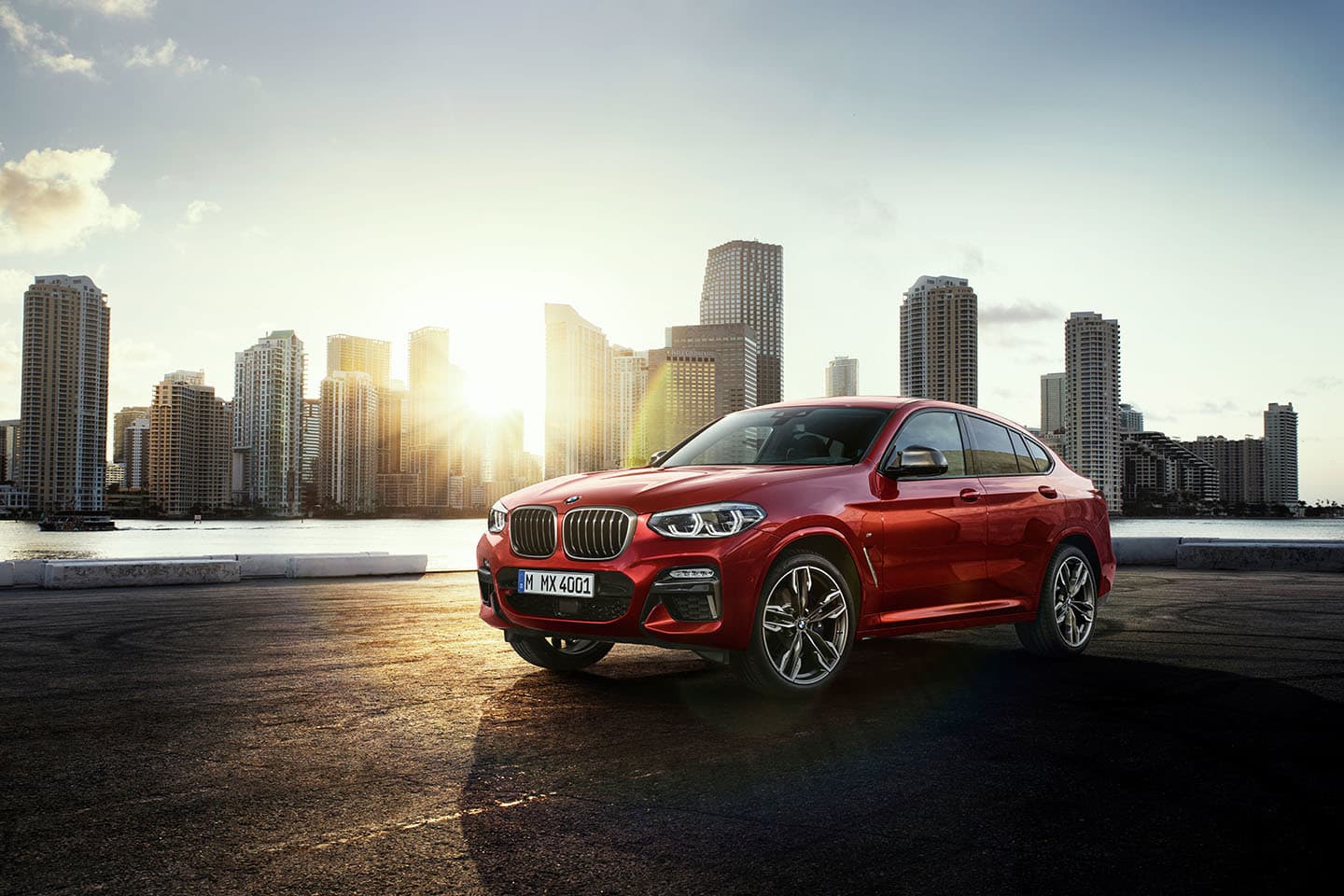 Vista lateral del BMW X4 con iluminación al atardecer destacando su diseño coupé.