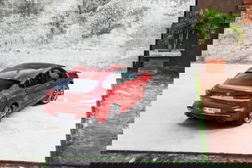 Vista trasera y lateral del BMW X4, destacando su diseño deportivo.