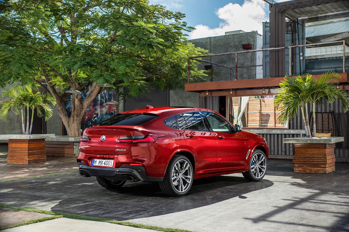 Elegante diseño trasero y lateral del BMW X4, mostrando su silueta deportiva.
