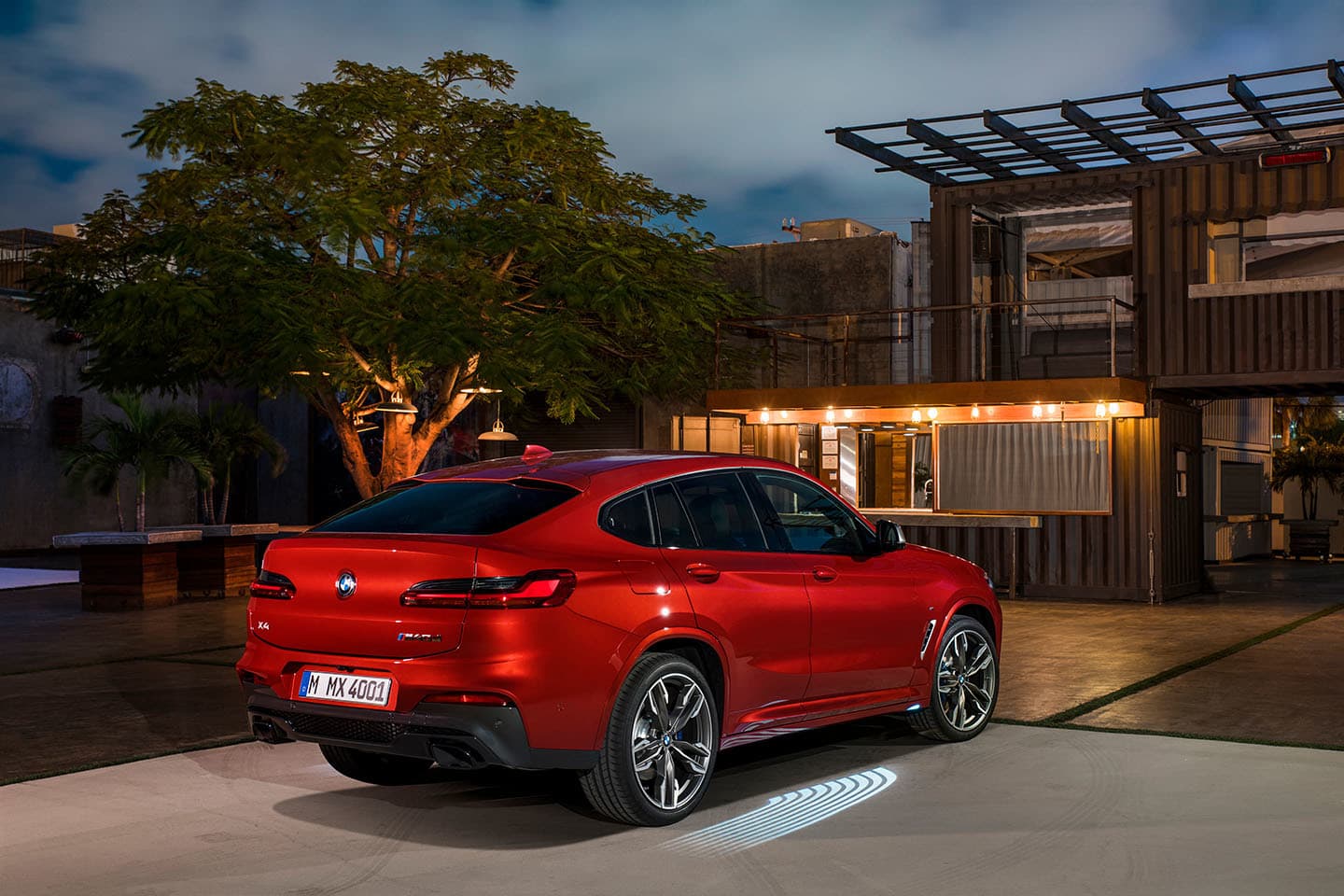 Vista trasera y lateral del BMW X4 destacando su diseño deportivo y elegante.