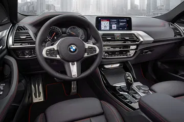 Vista del volante y consola central del BMW X4, enfatizando la ergonomía y diseño.