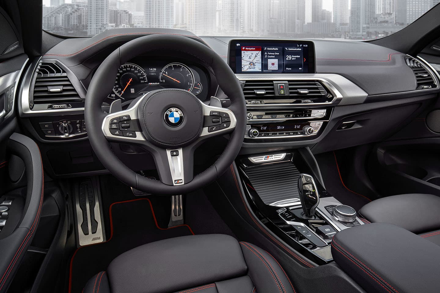 Vista del volante y consola central del BMW X4, enfatizando la ergonomía y diseño.